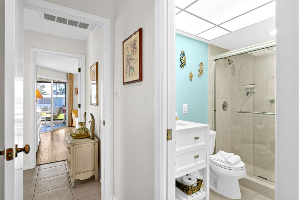 Zweites Badezimmer mit Dusche, Blick in den Flur