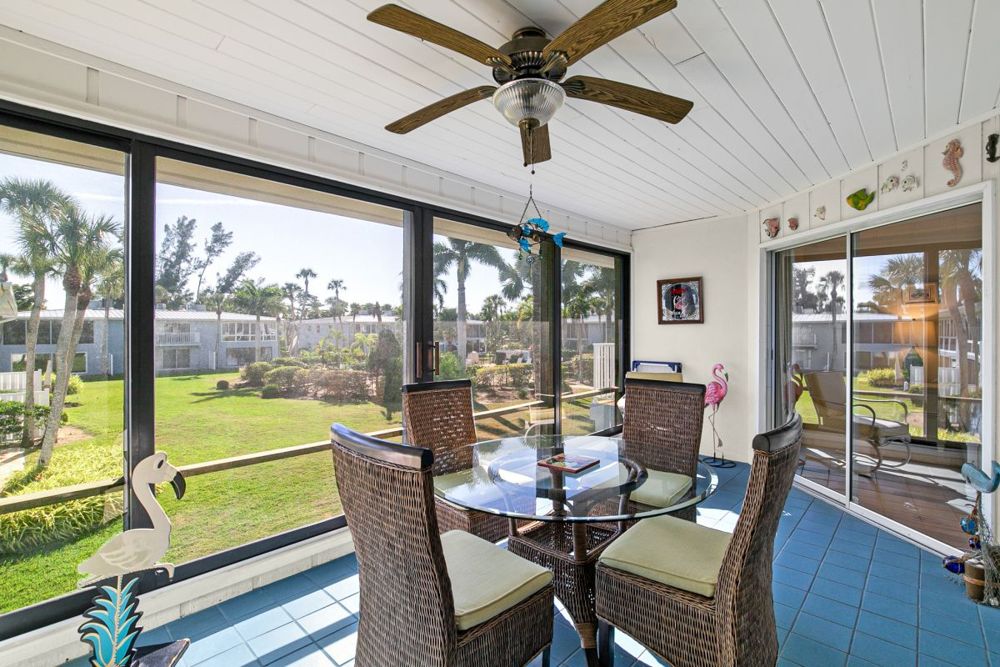 Verglaster Sunroom mit Esstisch und Blick ins Grüne