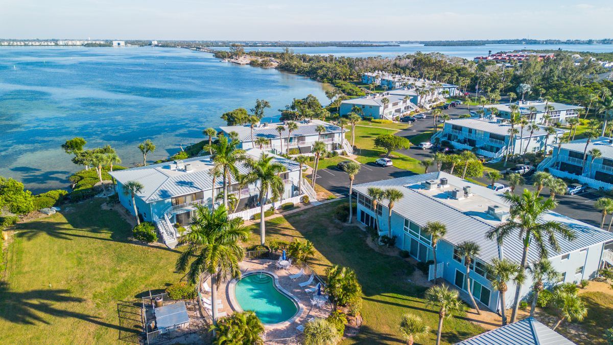 Die Anlage an der Bucht mit Pool