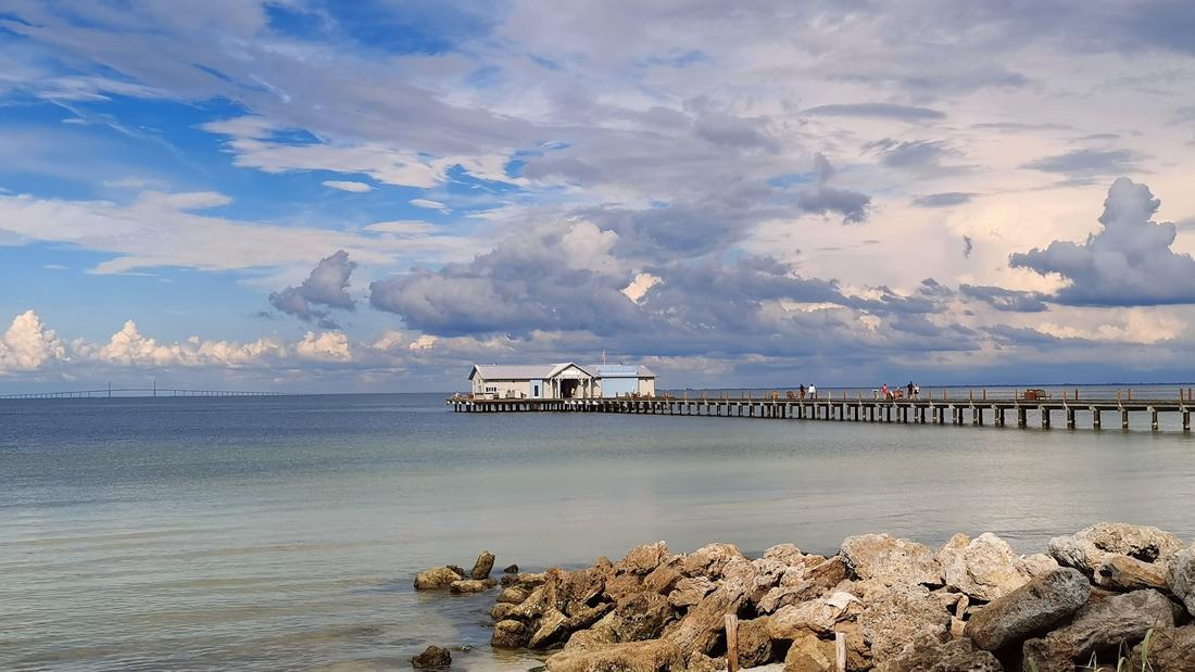 Der Anna Maria City Pier, im Hintergrund die Sunshine Skyway Bridge