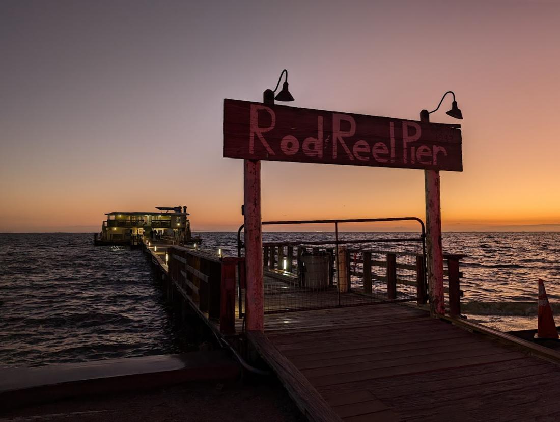 Der Rod & Reel Pier in der Morgendämmerung