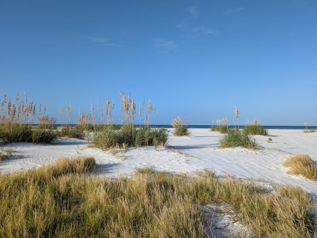 Weisser Sand und Strandhafer